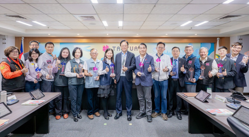 全國首創多語防暴電子書獲肯定　張善政頒發「金桃獎」表揚性平績優機關