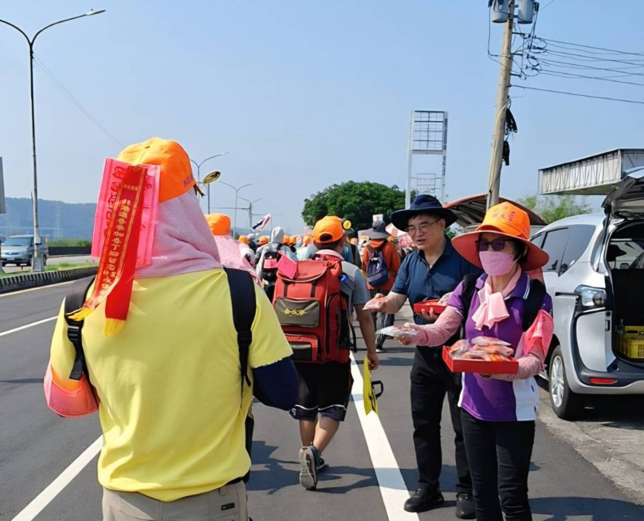 白沙屯媽祖起駕北港進香 金大劉燈鐘與卓越青工分送結緣品  