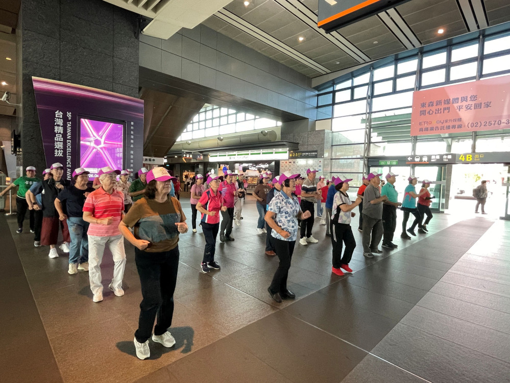 9旬長者高鐵台中站快閃演出  展現在地農家驕傲