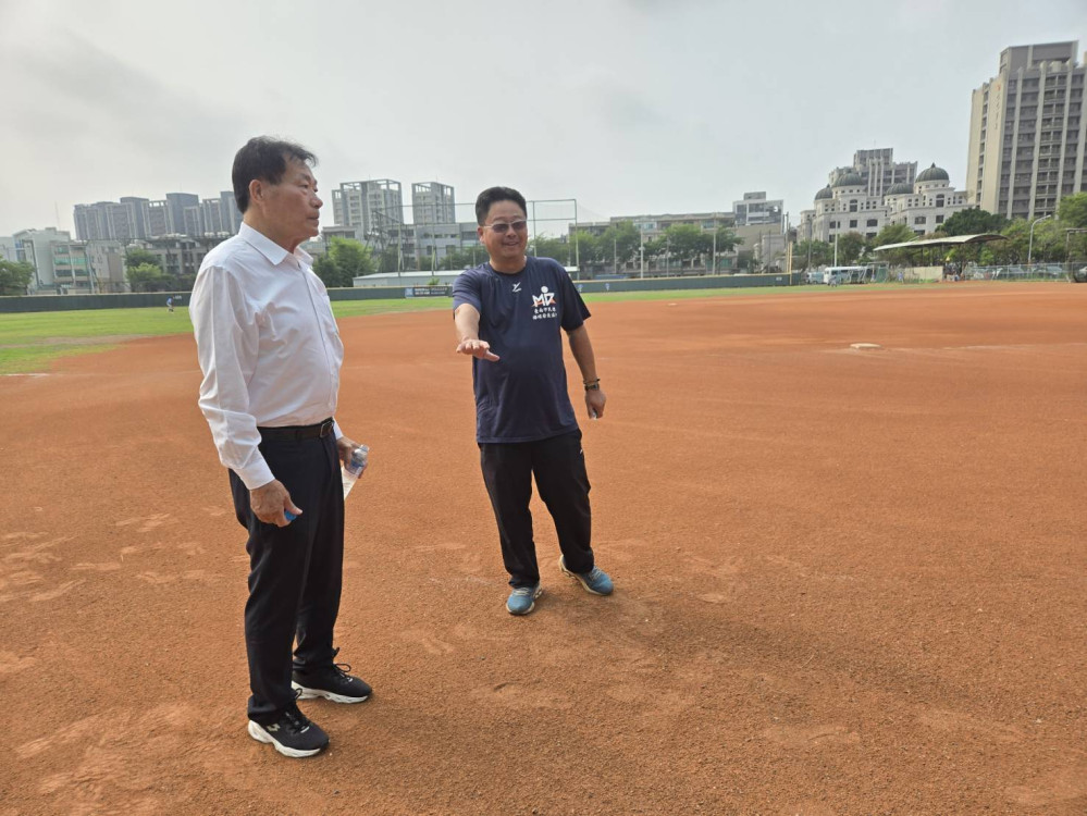 台南市政府體育局會勘棒球場 提升場地品質與安全