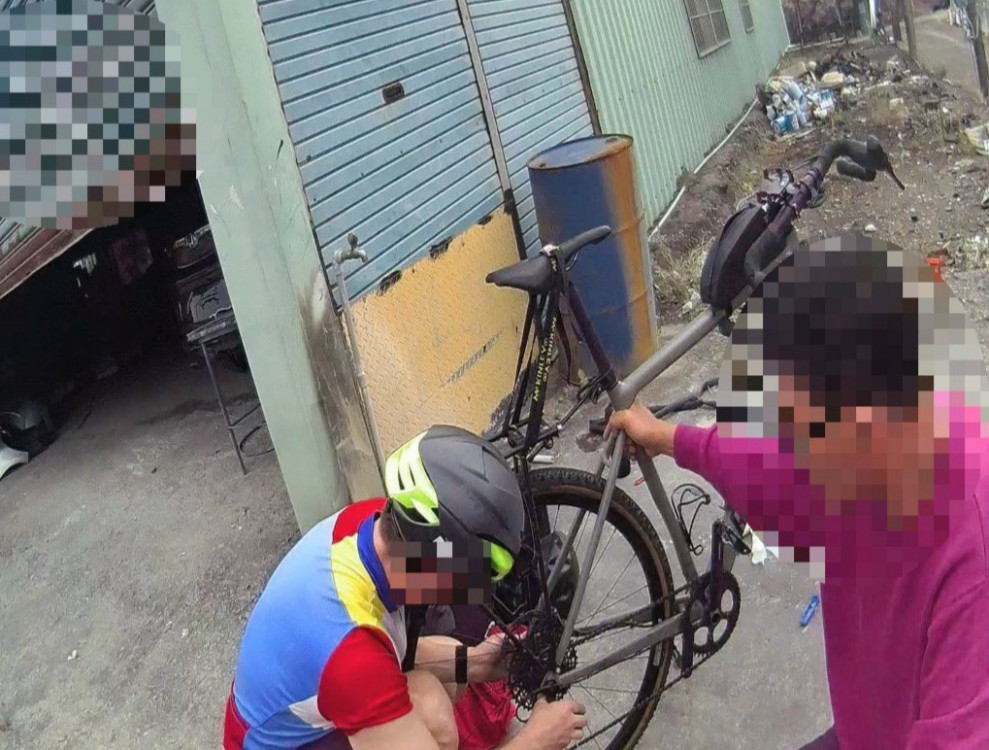 德籍單車客環台爆胎受困 枋寮警熱血補胎成最暖外交