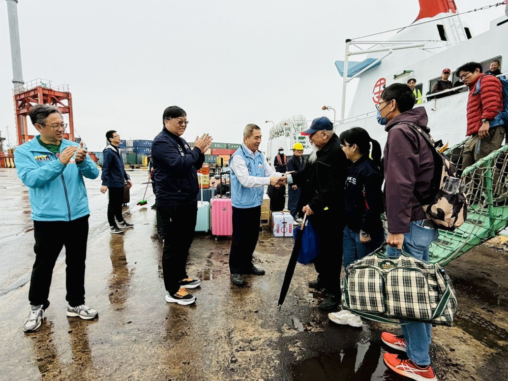 清明臺金專船 搭載282位鄉親返鄉