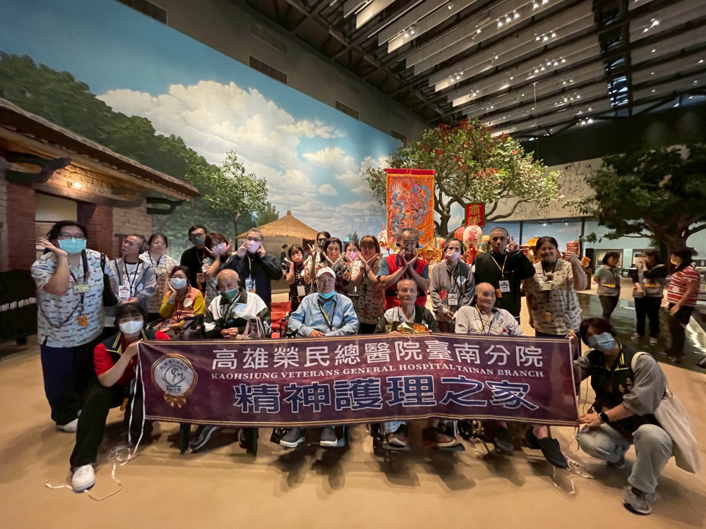 高榮臺南分南院護家春遊臺史館 長者重拾同行時光