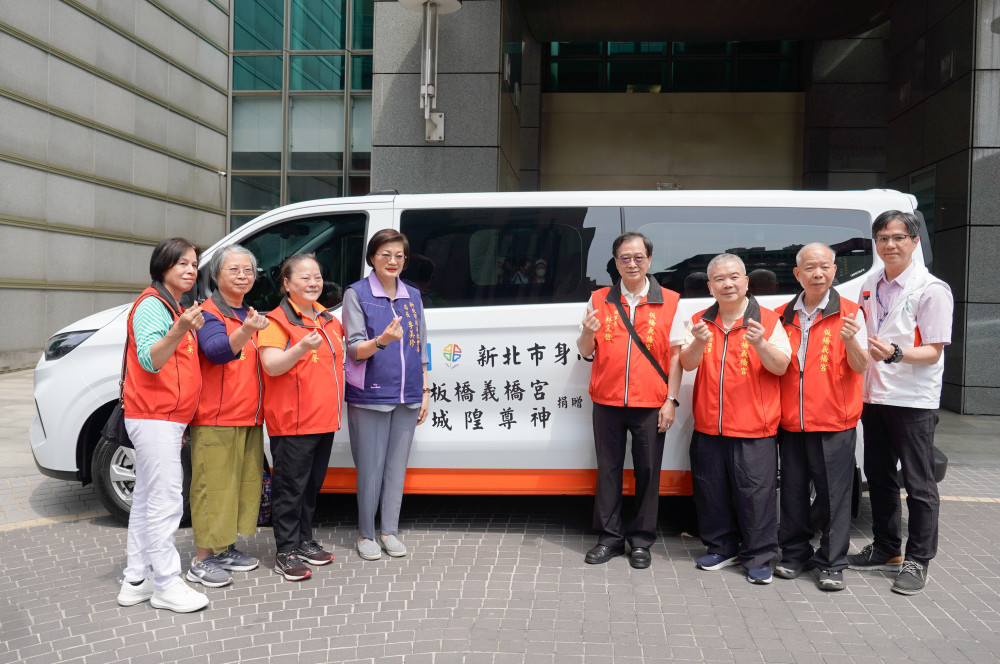 板橋義橋宮集結信眾善心　捐贈雙輪椅座位復康巴士