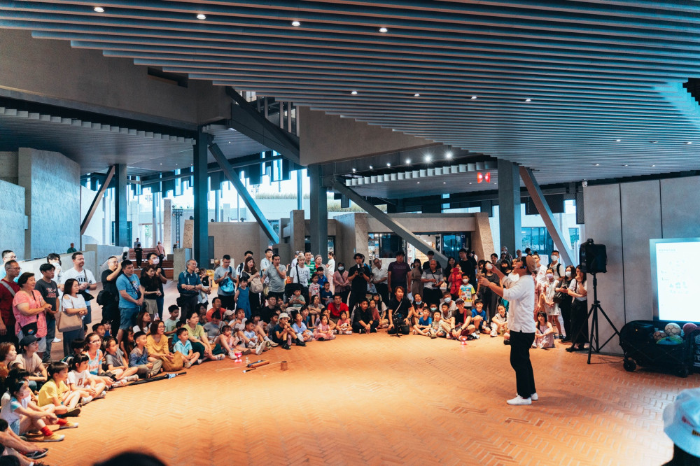 新北市美術館推出連假免費活動　 帶來魔術與雜技交織的夢幻演出