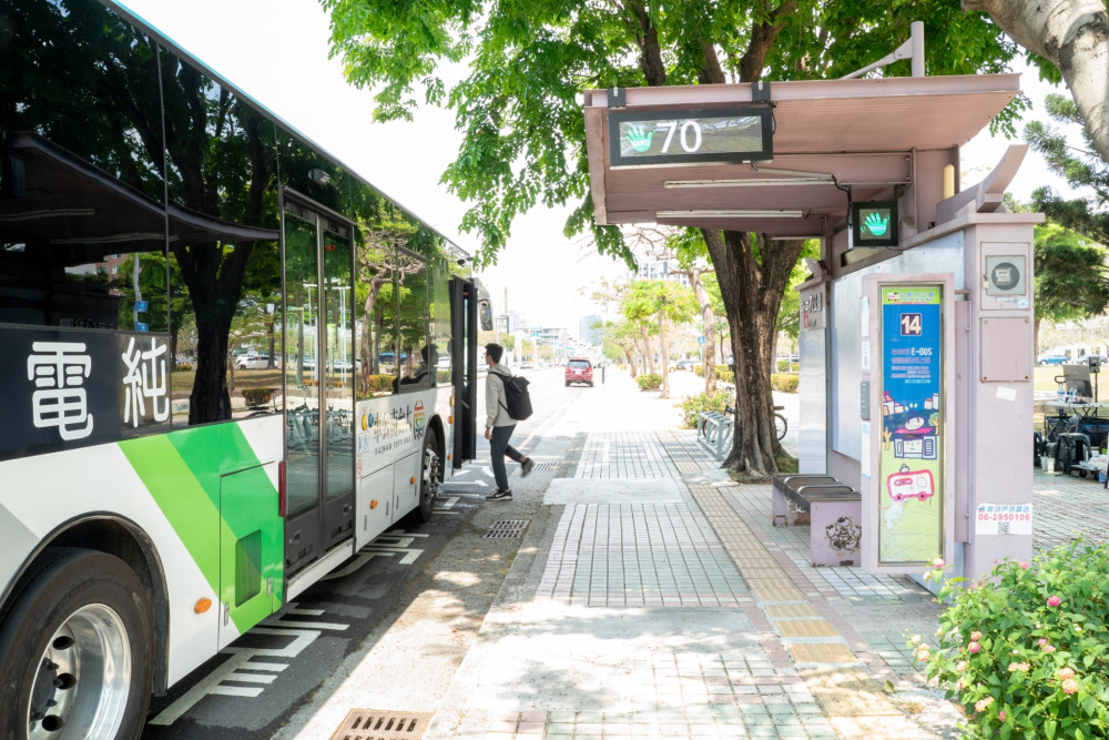 台南「智慧等車」全線入列，黃偉哲：建構以人為本科技古都