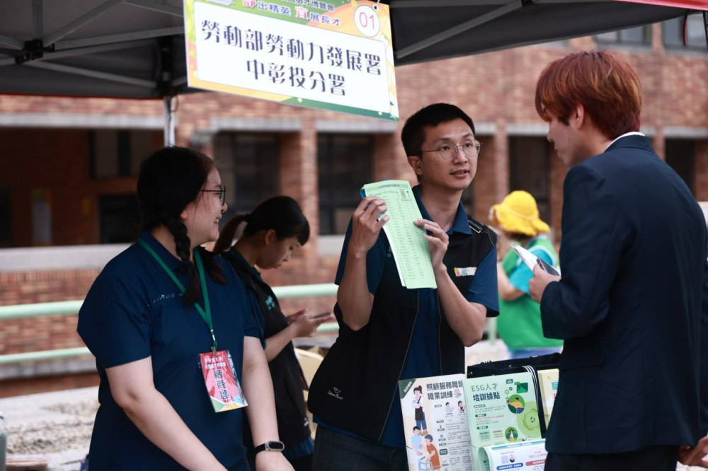 中彰投校園徵才接力開跑　千家企業釋3萬職缺　YS進校園陪青年「提早卡位」職涯未來
