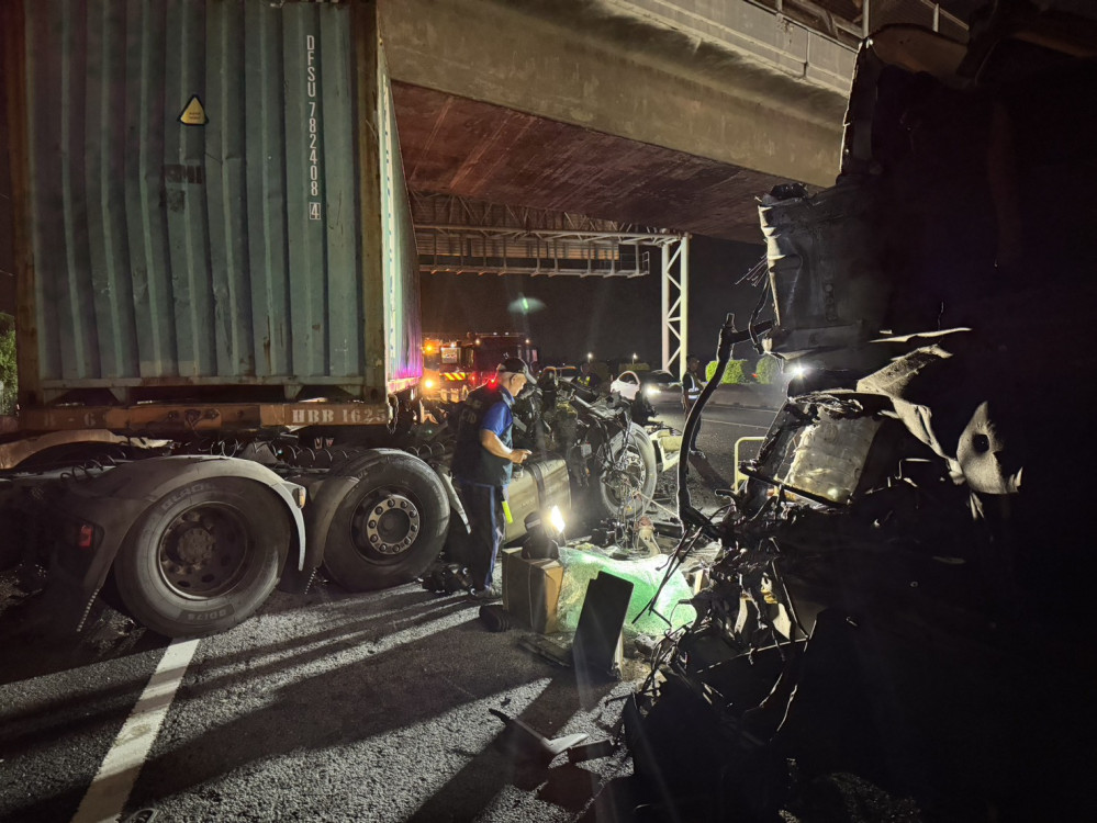 國道1號岡山段深夜連環撞  聯結車運將傷重不治