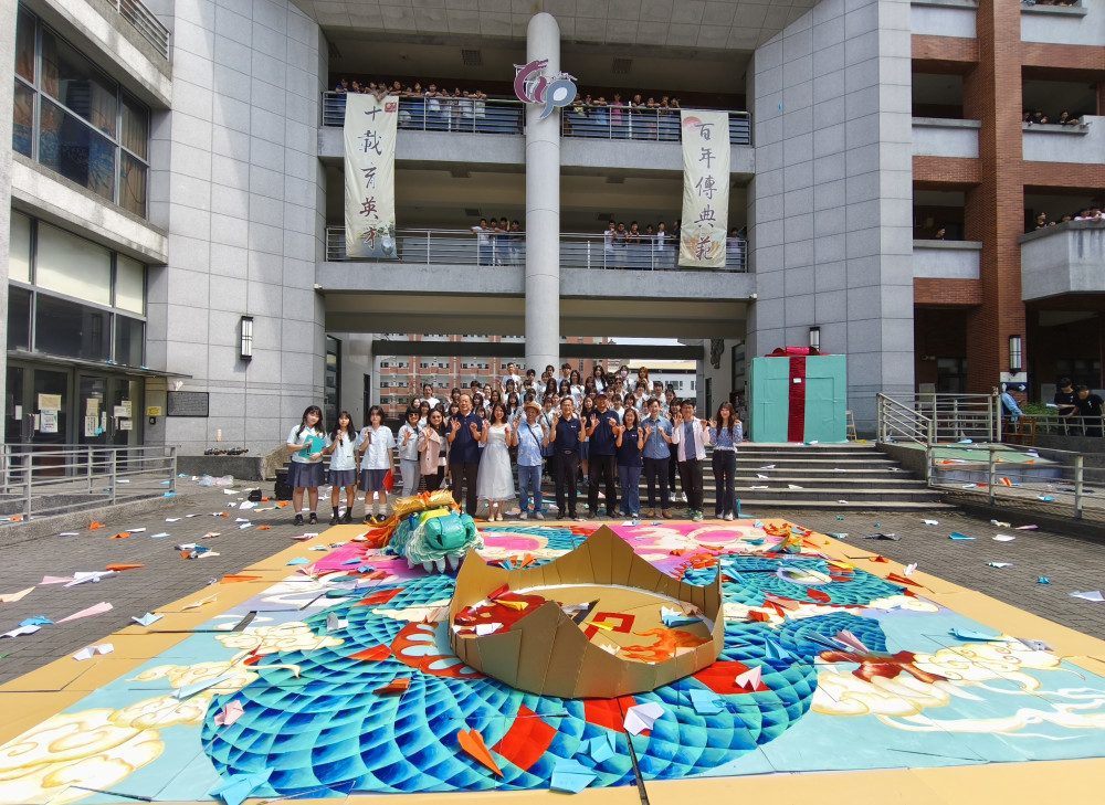 台中一中驚現巨大禮物盒！美術班30週年藝術節「藝箱天開」創意登場