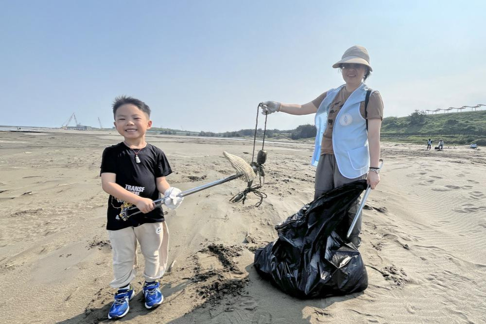 大手牽小手、愛護海洋趣　台電新竹處志工淨灘清理海廢垃圾約200公斤