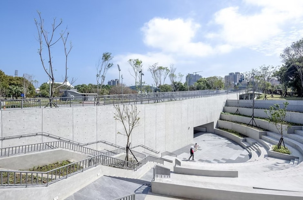 新莊運動公園下沉式廣場地坪破損　 交通局：已完成修復並加強警示