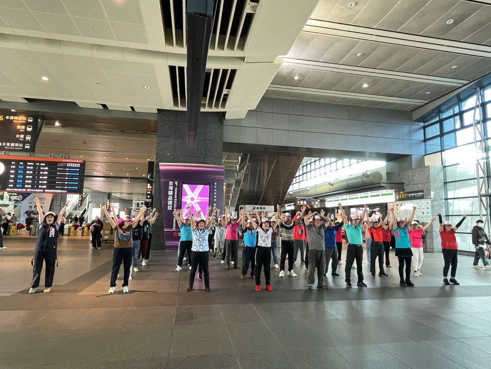 9旬長者高鐵台中站快閃演出  展現在地農家驕傲