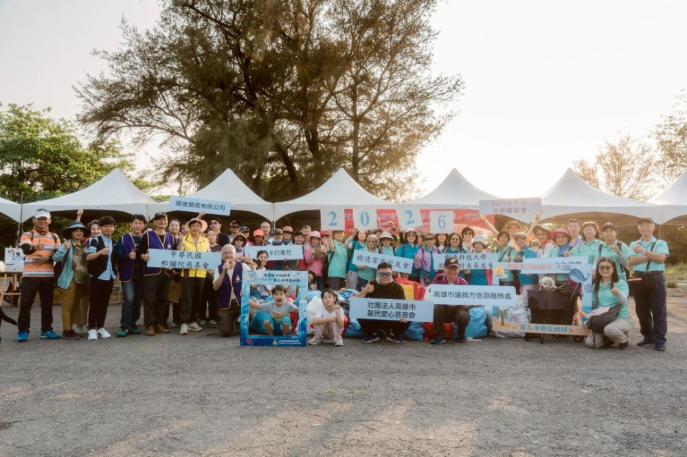 實踐SDGs永續理念  那爛陀慈善會攜手樹德校友挽袖淨灘