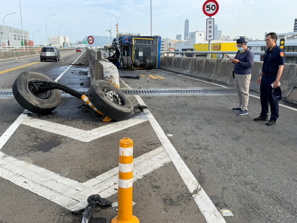 前鎮區高架匝道大貨車失控翻覆火燒車釀死亡事故