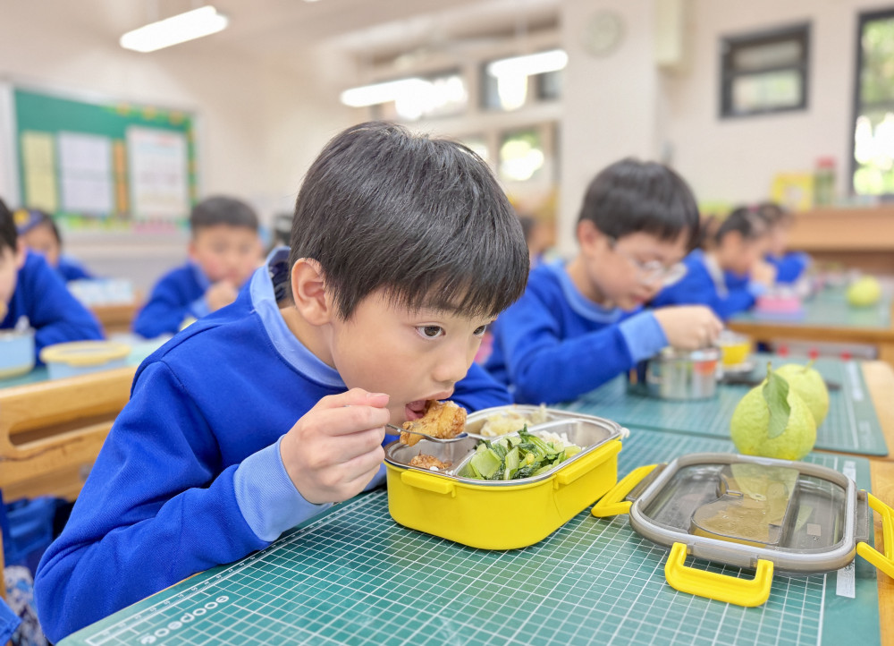 新北「公私立國中小免費營養午餐」115學年度8/31正式上路　預計約32.3萬名學生受惠