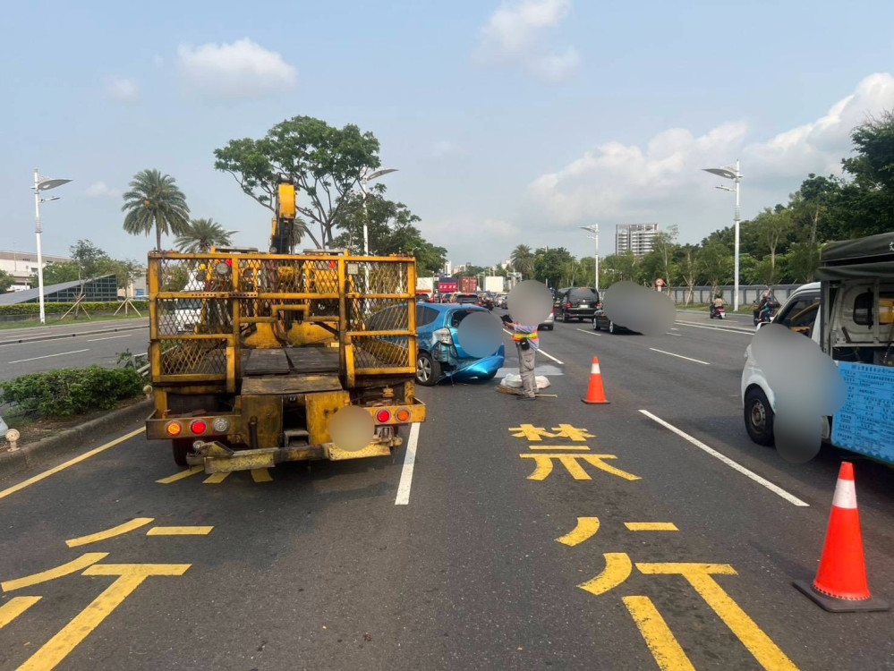 小港中山四路連環撞！疑超車不當釀三車事故釀傷