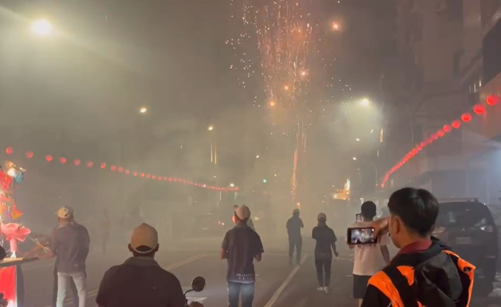 鹽埕區宮廟遶境變失序現場！爆竹狂放惹民怨遭開罰