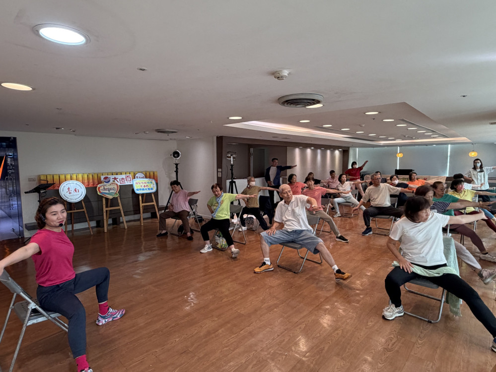 臺南社會局前進大遠百，銀髮人才大展活力體操技藝