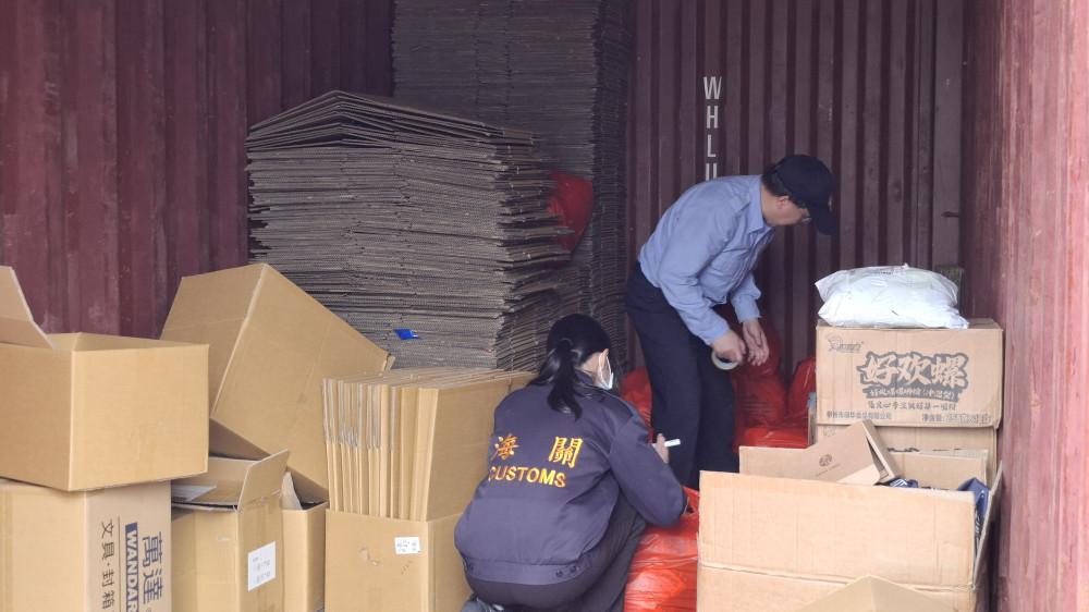 高雄關再度掃蕩走私乾香菇及食品　近1.5噸食品遭查扣