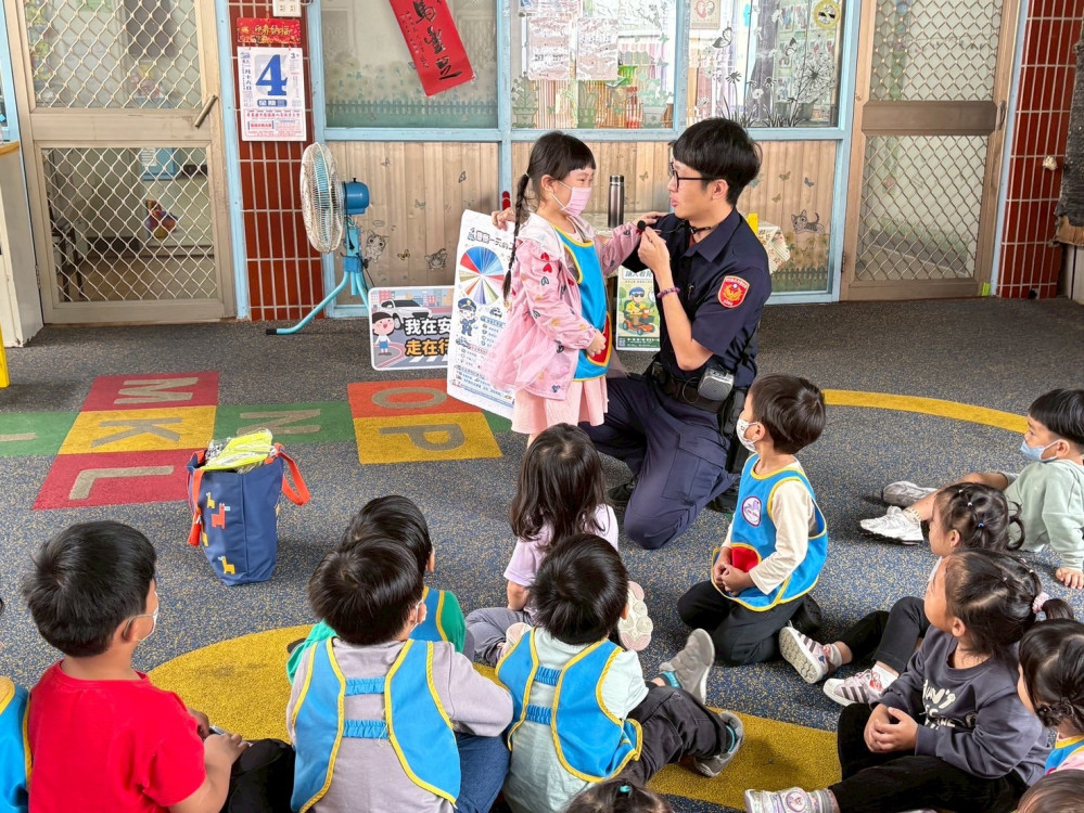 兒童節前夕暖心出動！枋寮警進校園教安全、防詐一次到位