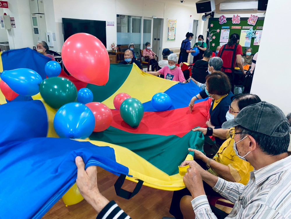 結合音樂×氣球傘共融體驗 臺南榮家點亮樂智長輩生活