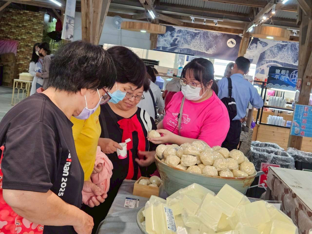 臺南市推動 55 ＋ 友善就業 職涯講座搭配職場參訪助銀髮族重返職場