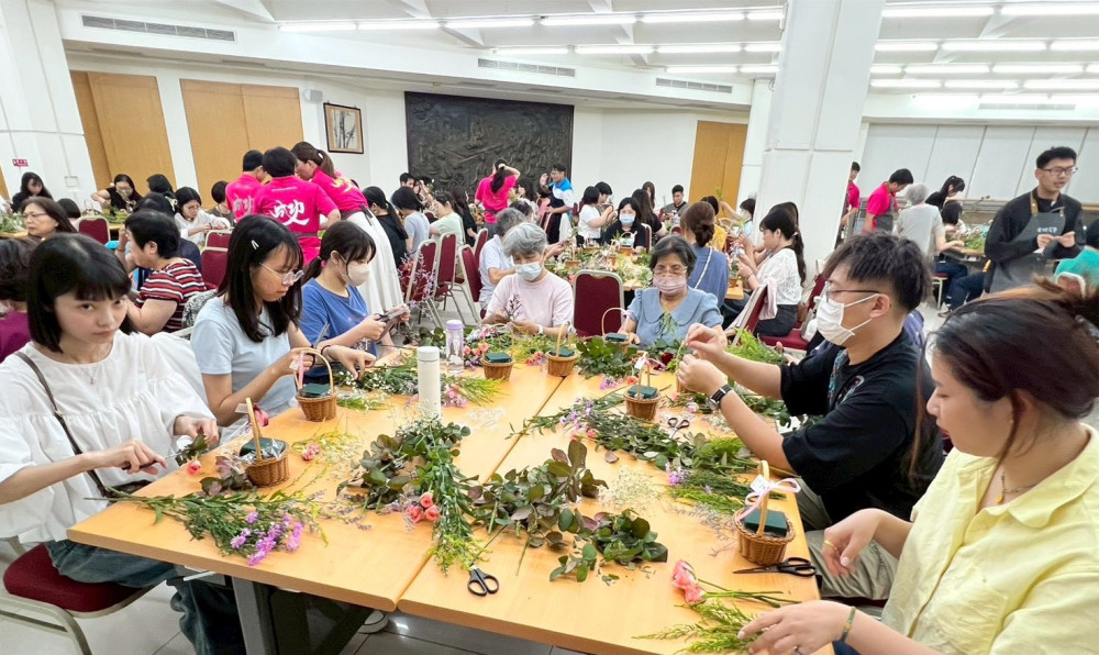成功青商辦百人插花公益活動 花藝療癒結合性平與反詐宣導