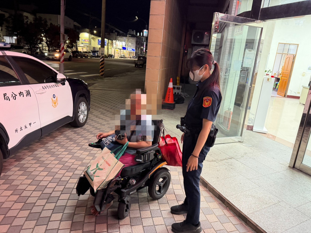 婦人夜間受困馬路旁　湖內警民聯手解圍超暖心