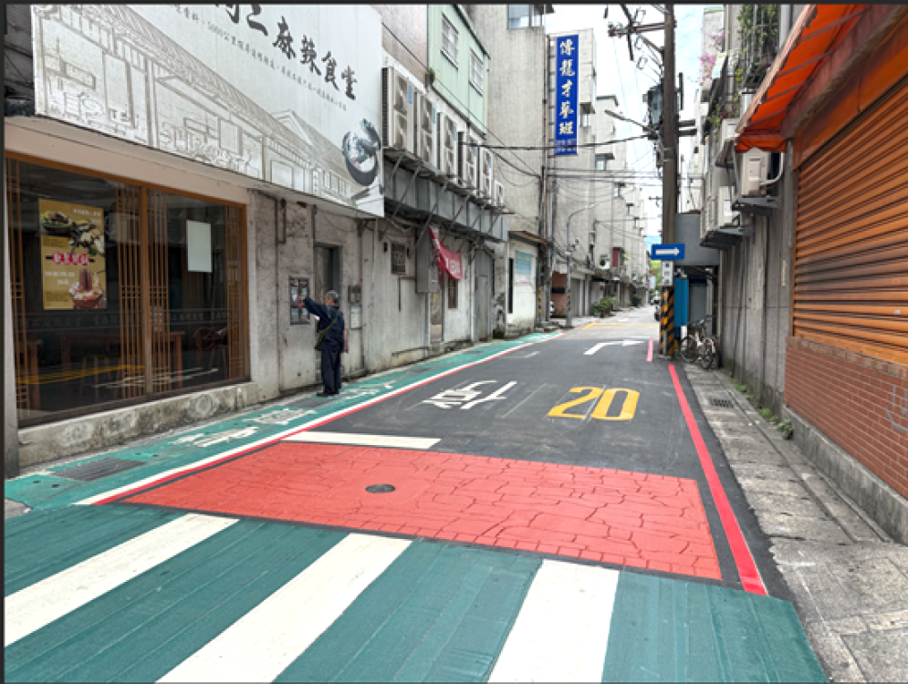 新北提升巷弄內行人通行安全：新店中正路117巷設行人優先區，將「捷徑巷」變「安心巷」