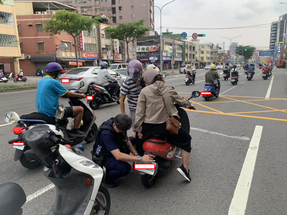 「裙擺咬咬」慘捲機車後輪！鳳山暖警當街蹲地神救援