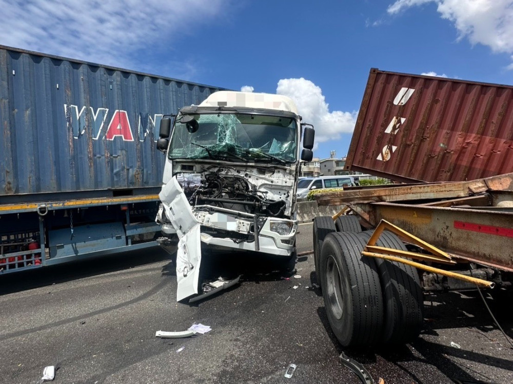 國1瑞隆路段6車連環撞　大型車追撞畫面驚險曝光