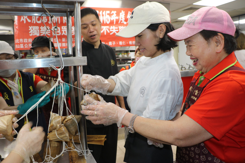 眾能協會攜手黎明師生關懷弱勢　阿嬤級志工教外籍學生包台灣粽