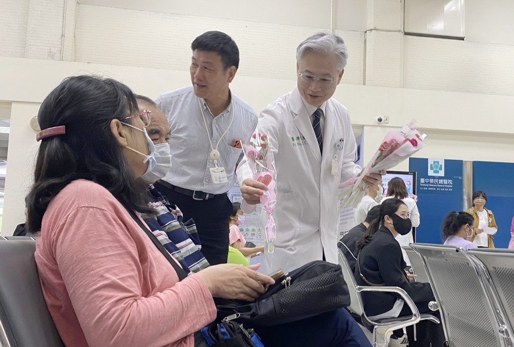 臺中榮總溫馨歡慶母親節 萌娃獻唱、75歲抗癌志工獻舞展活力