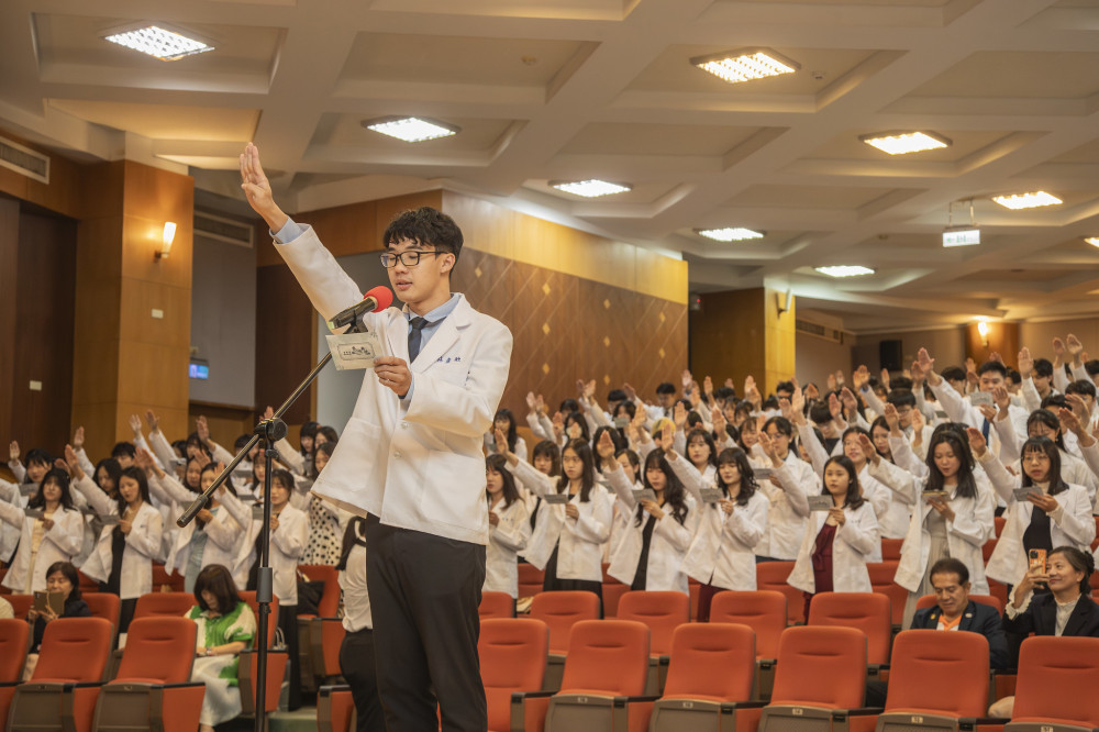 嘉藥藥學系舉辦授袍典禮 222 位藥學生邁向專業人生