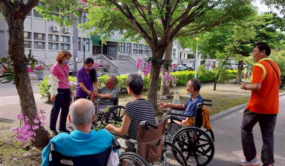 春季療癒家區 彰化榮家住民採果賞花趣