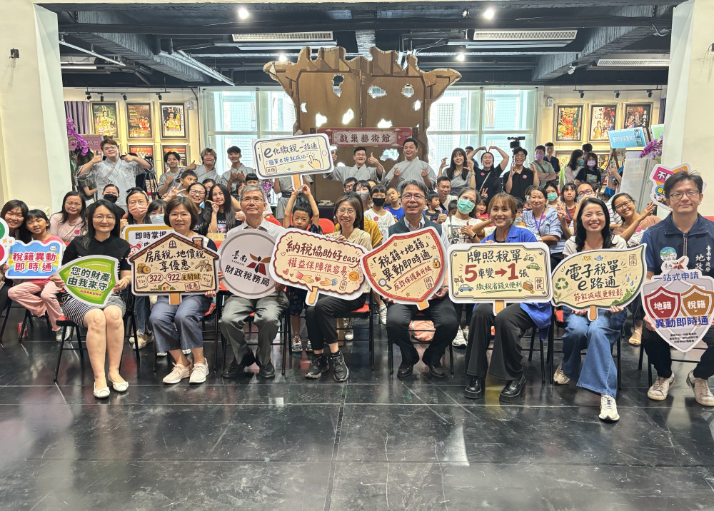 戲服體驗結合法令宣導　臺南親子活動寓教於樂