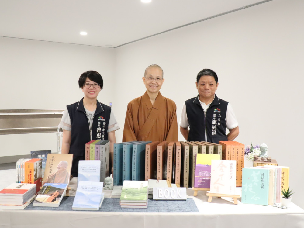 公私協力推廣閱讀　佛光山惠中寺贈書中市圖豐富人文館藏