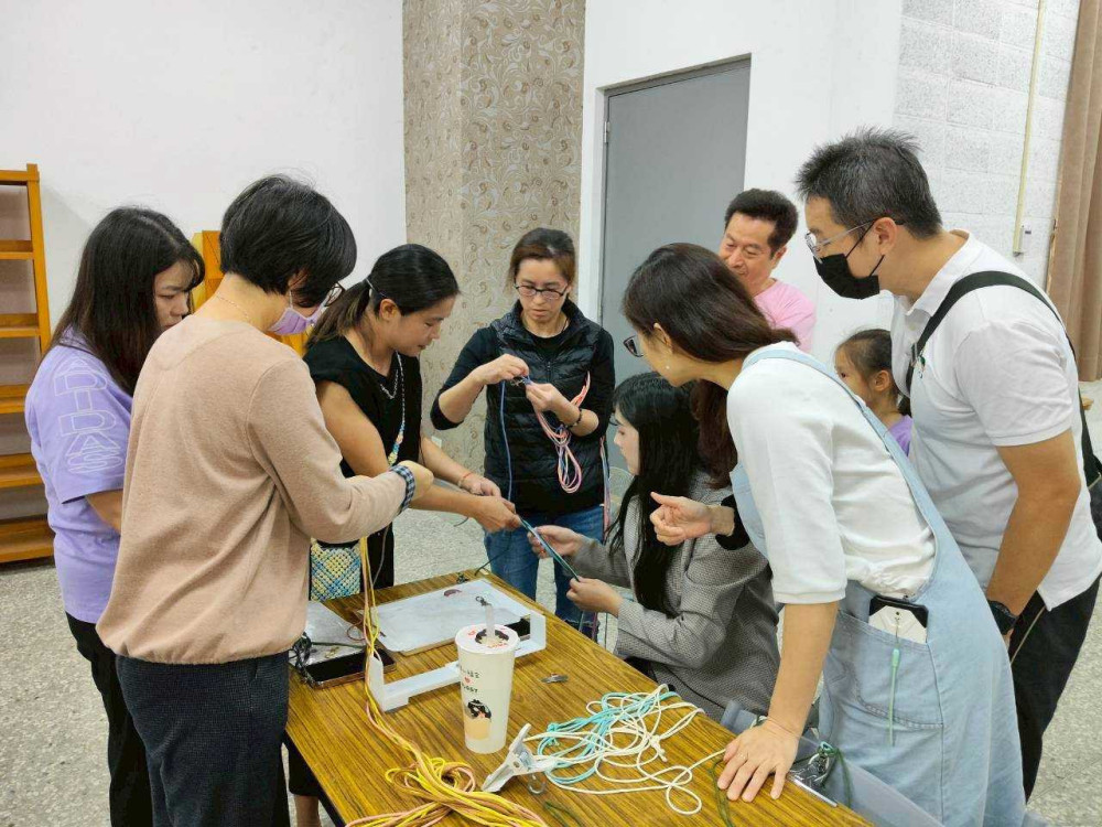 迎接母親節 金大師生心相連  編手機掛繩謝親恩