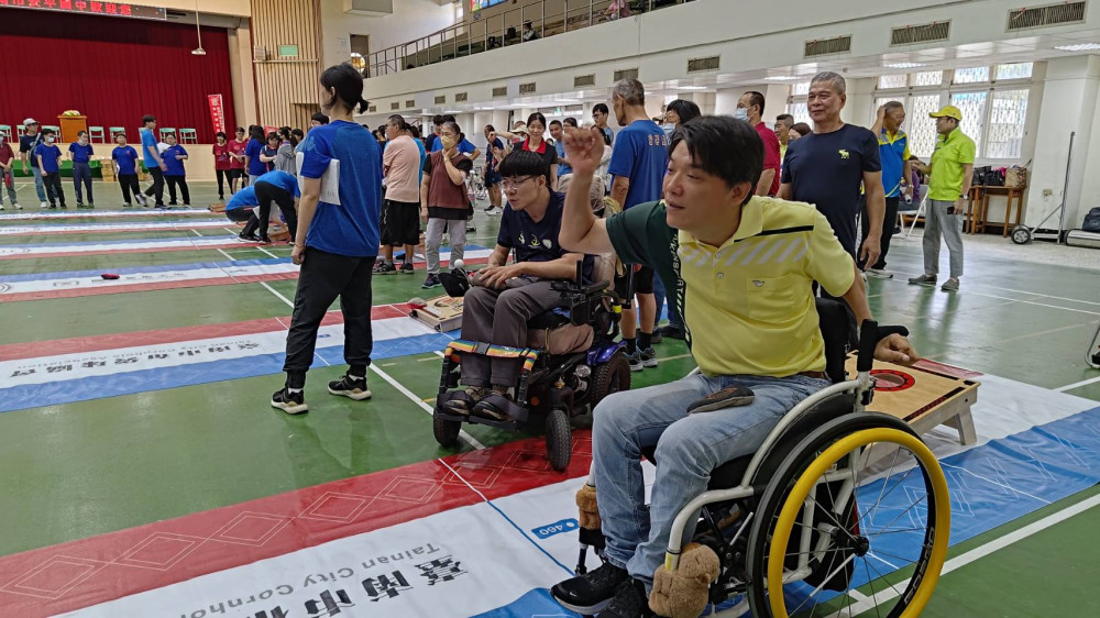 台南身障布袋球賽熱鬧登場　17隊近200人同場競技