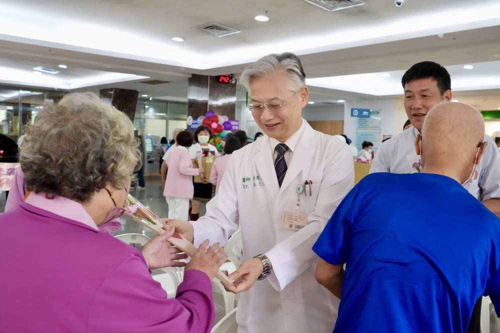 臺中榮總溫馨歡慶母親節 萌娃獻唱、75歲抗癌志工獻舞展活力