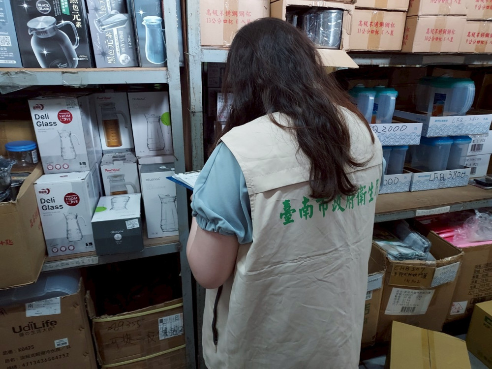 南市衛生局稽查不鏽鋼餐具 保障消費者健康