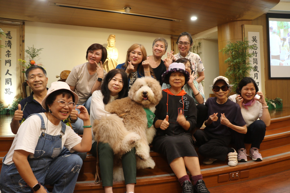治療犬貓走進高齡照護現場　陳美麗推廣動物輔療助失智長者互動