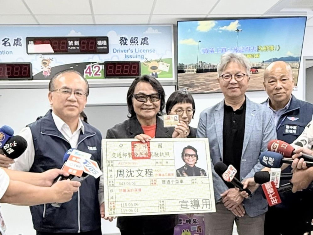 高齡換照新制上路　代言人沈文程臺中市監理站率先換照