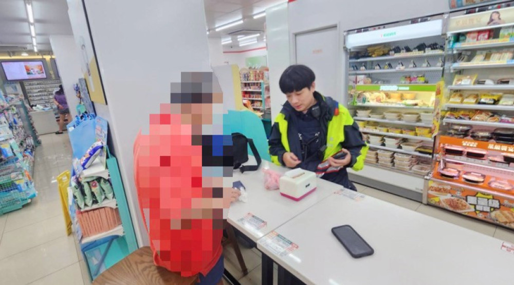 枋寮警推QR報案神器！超商店員一掃碼成功攔阻百萬美元詐騙