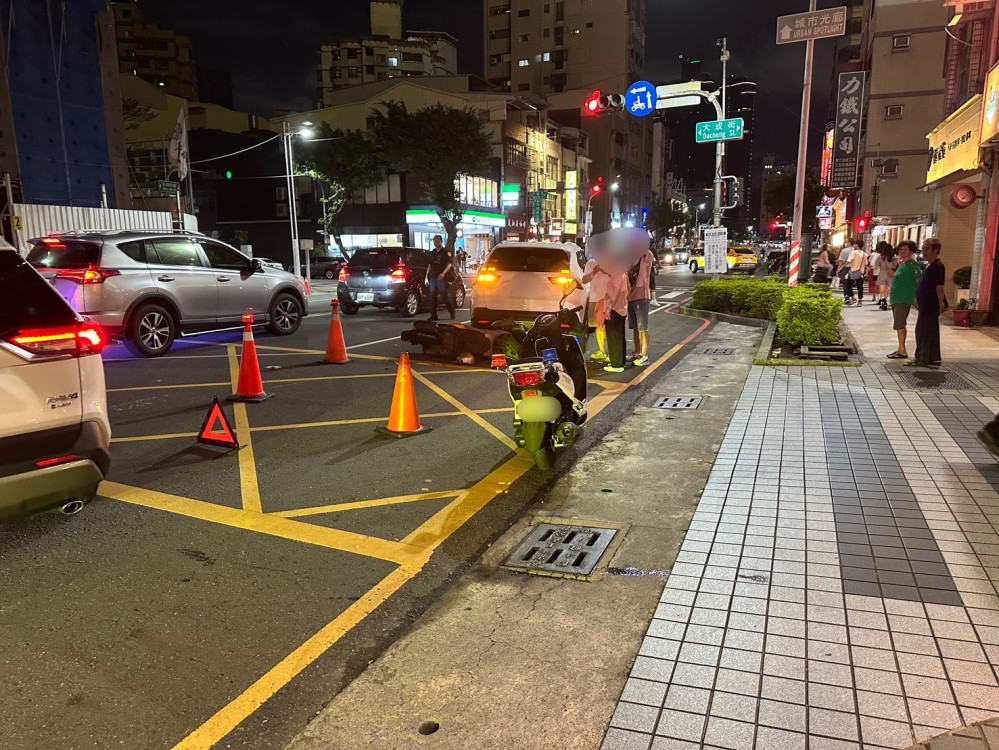 鹽埕區交通事故   婦人酒測未超標仍待釐清責任