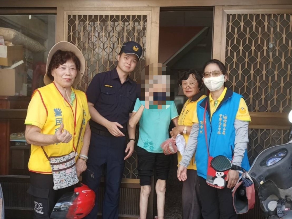 枋寮警端午送暖！建興派出所分送愛心粽關懷弱勢長者