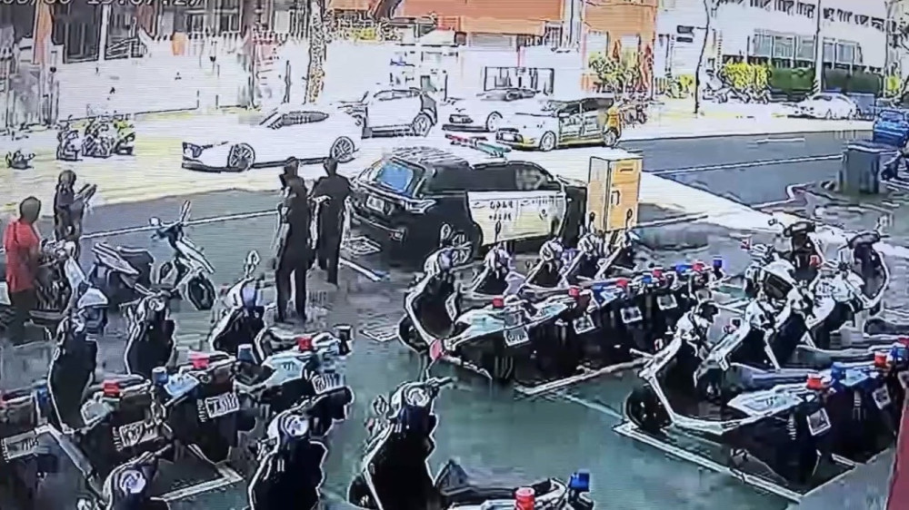 幼童高燒痙攣命懸一線！鳳山警化身「開路先鋒」狂飆護送