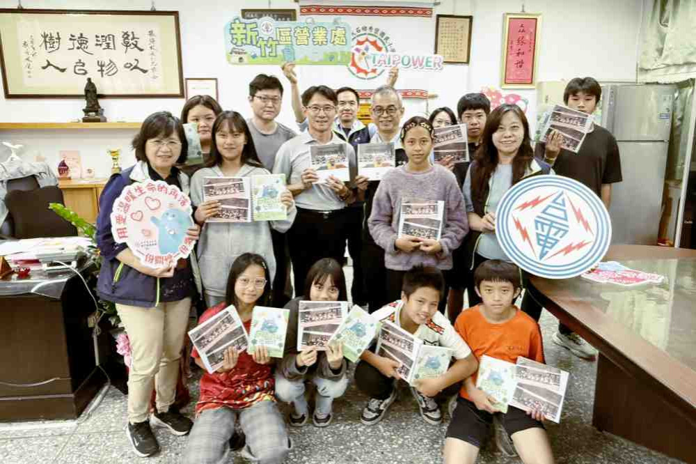 圓夢計畫點亮偏鄉　台電新竹區處捐贈尖石22位學童畢冊珍藏校園暖心回憶