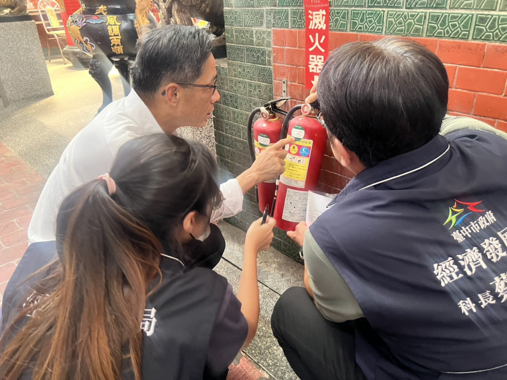 公有市場安全升級！中市經發局長親率隊稽查、7月底前增設150支滅火器提升防護