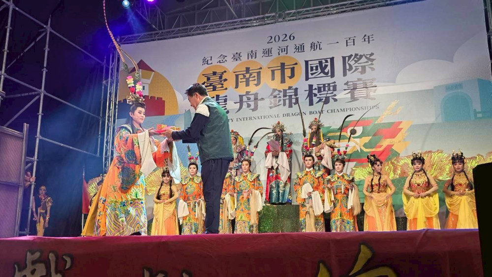 臺南國際龍舟賽結合藝文盛宴 明華園運河畔獻演吸引萬人觀賞